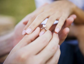 La storia del “solitario”: un anello da favola per la futura sposa